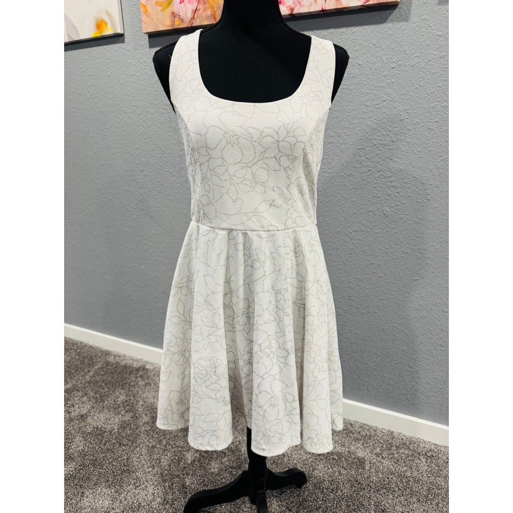 Trixxi Clothing Company White Floral Fit & Flare Dress | Size Large | Bow Back